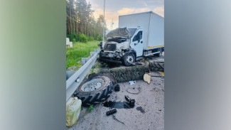 Пять человек пострадали в массовом ДТП с трактором в Воронеже
