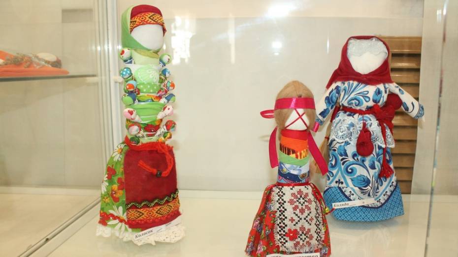  В Анне открылась выставка «Народная кукла»
