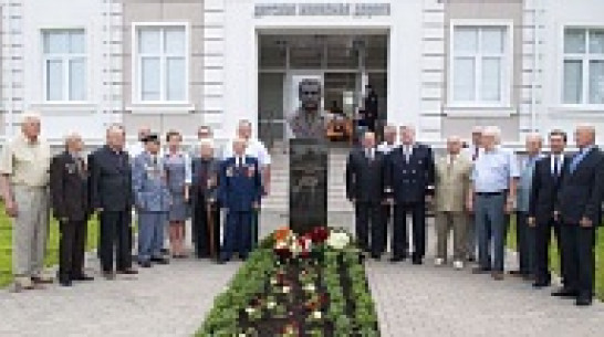 На детской железной дороге в Лисках установлен памятник железнодорожнику Александру Лысенко