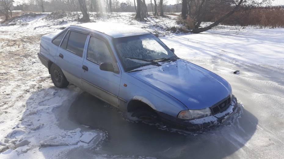 В Воронеже легковушка вмерзла в водохранилище
