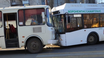 Два маршрутных автобуса в лобовую столкнулись в Воронеже