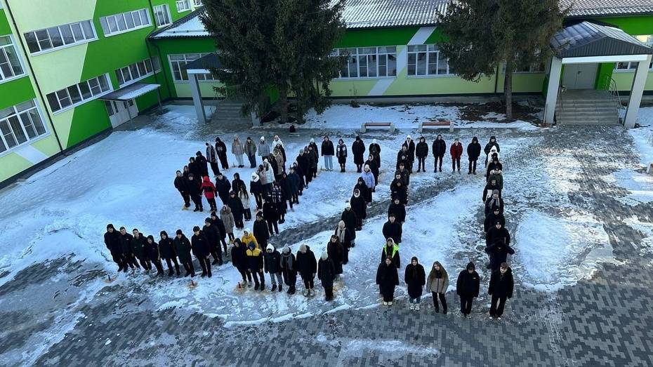 Павловские школьники выстроились в цифру 900 к 80-летию снятия блокады Ленинграда