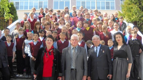 Выпускники сельской школы Грибановского района через 60 лет после ее окончания напишут историю родного села