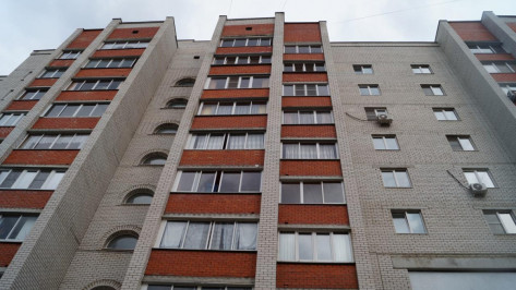 В Воронеже 69-летний мужчина выпал с балкона 9 этажа