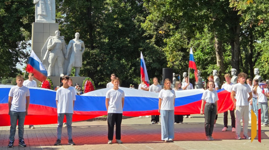 Острогожцы развернули 20-метровый триколор в городском парке