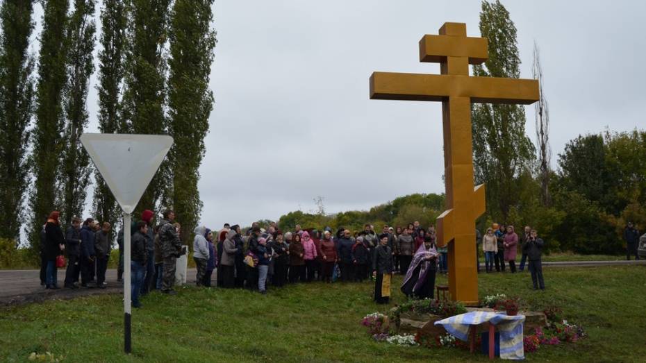 В семилукском селе Стадница установили поклонный крест