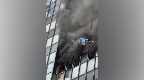 Загоревшуюся квартиру в воронежском ЖК «Лазурный» сняли на видео