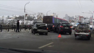 В Воронеже на набережной Массалитинова гололед столкнул 9 машин