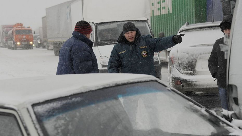 МЧС ввело «горячую линию» из-за снегопада в Воронежской области