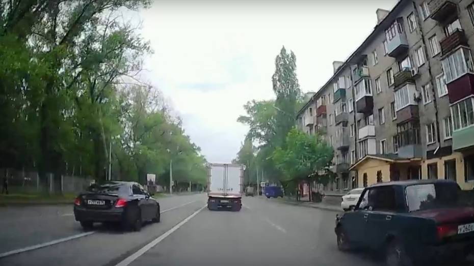 В Воронеже водителя Mercedes-Benz оштрафовали после появления в Сети видео нарушения ПДД