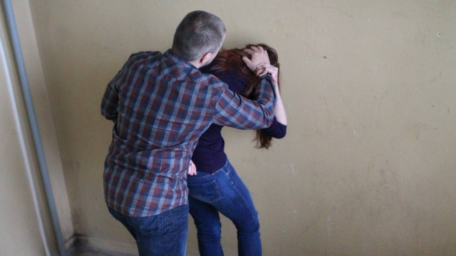 В Воронежской области 36-летний мужчина задушил знакомую