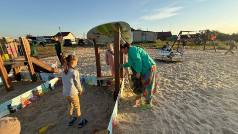 В бобровском селе Юдановка общественники оборудовали детскую площадку