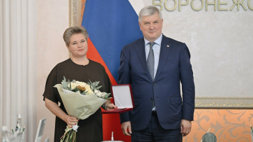 Александр Гусев наградил Наталью Ветер почетным знаком «Благодарность от земли Воронежской»