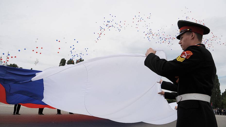 Воронежский губернатор принял участие в церемонии поднятия флага России