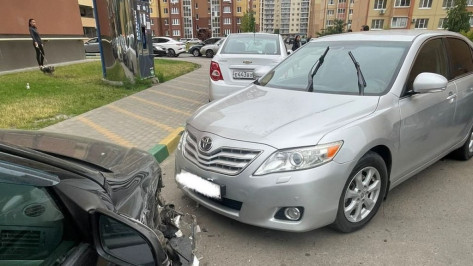 Иномарка на большой скорости протаранила 5 машин во дворе многоэтажки в Воронеже