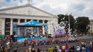 Воронежцы выпустили 335 гелиевых шаров в память о трагедии в Беслане 
