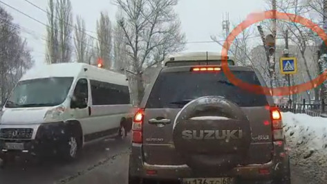 В Воронеже две проехавшие на красный маршрутки попали на видео 