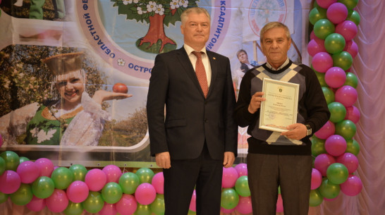 Работника острогожского агропромышленного предприятия наградили почетной грамотой Минсельхоза