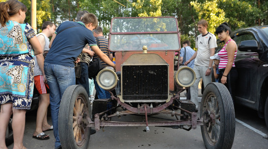Участники трансконтинентального ралли «Пекин - Париж» на ретро-автомобилях проехали через Воронеж