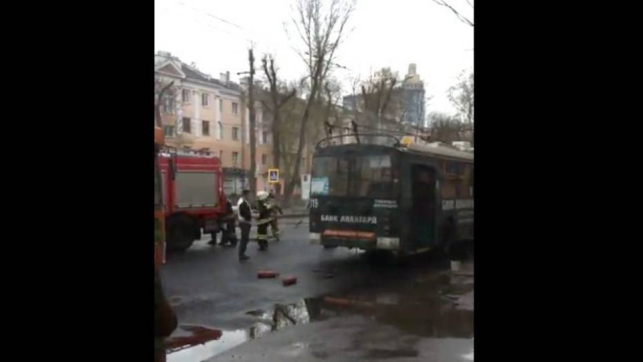 В Воронеже у троллейбуса при движении задымилось колесо