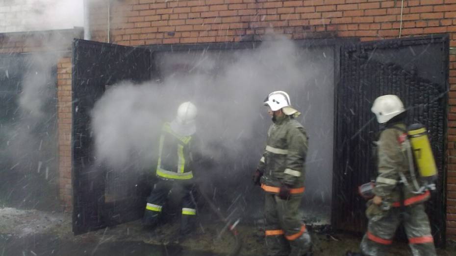 Житель Воронежской области получил ожоги, пытаясь потушить гараж соседей
