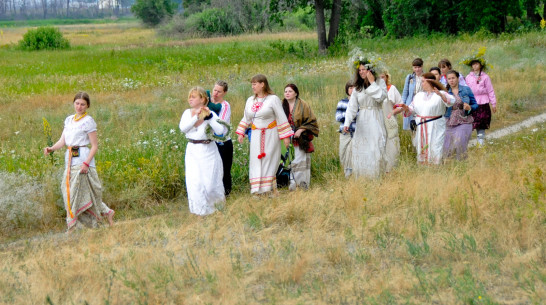 Воронежцы провожали солнце, прыгали через костер и запускали свечи в Усманку
