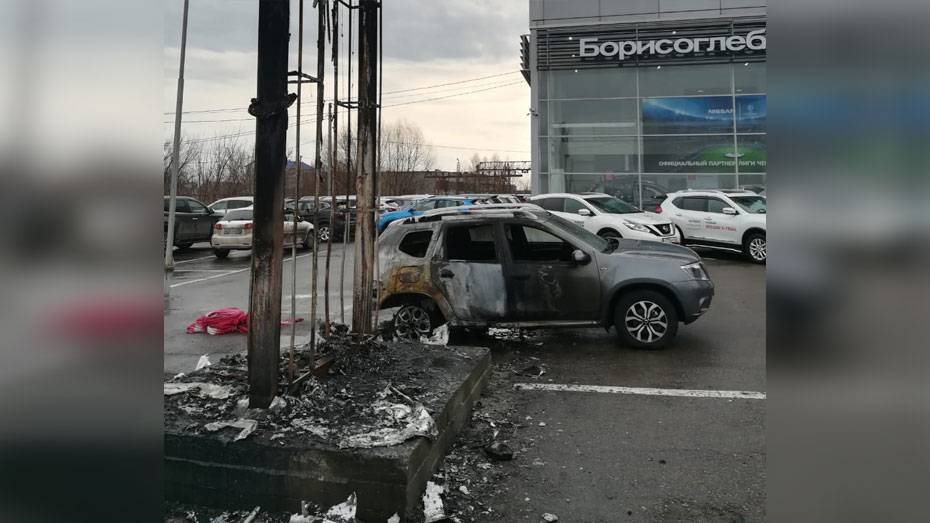 В автосалоне в Борисоглебске сгорел Nissan Terrano стоимостью 1,2 млн рублей