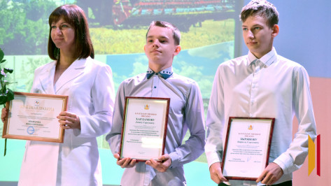 За спасение 12 детей двум школьникам вручили благодарственные письма от воронежского губернатора Александра Гусева