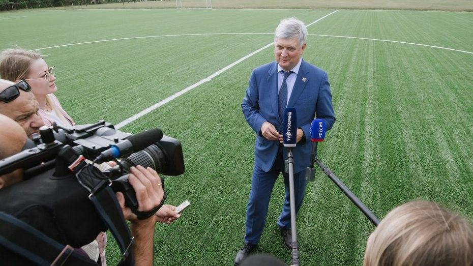 Воронежский губернатор: почти 7 тыс детей в регионе бесплатно занимаются футболом
