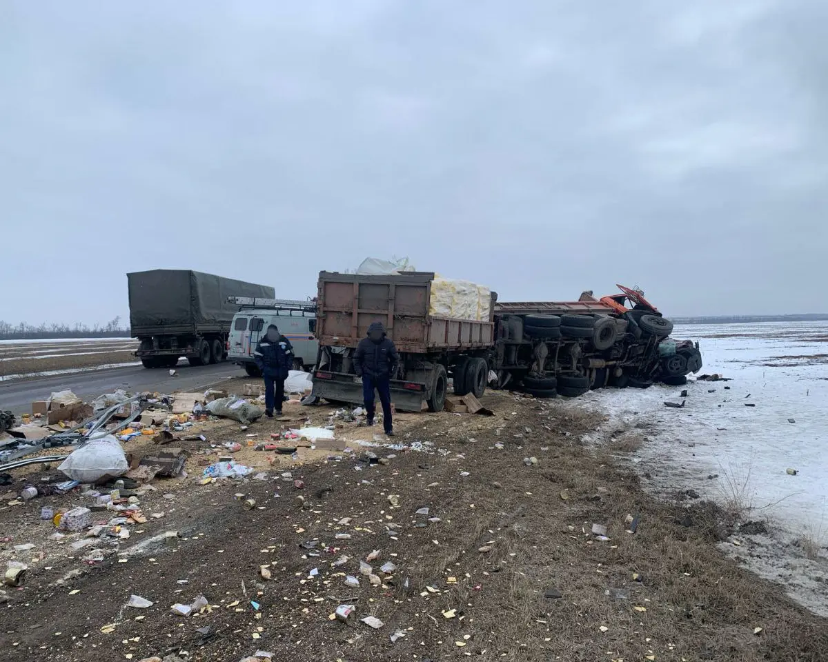 «Волонтеры ехали»: видео с места смертельного ДТП с КамАЗом в Воронежской  области