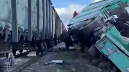 Поезд столкнулся с грузовиком в Воронежской области