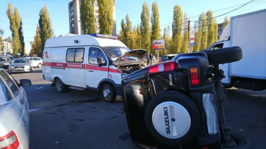 В Воронеже водитель «скорой» пострадал при столкновении с Suzuki