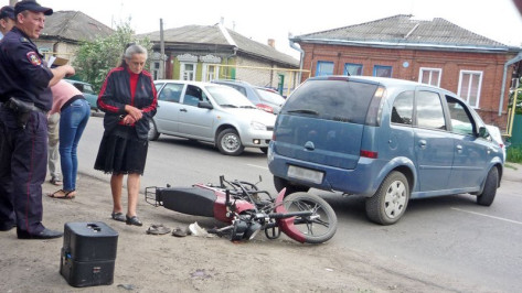 В Бутурлиновке автоледи сбила мотоциклиста