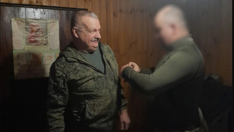 Военнослужащие вручили главе воробьевского КФХ медаль за помощь СВО