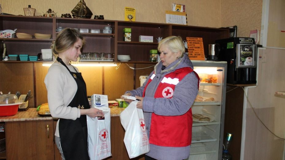 В Верхнем Мамоне волонтеры передали жителям Донбасса лекарства и теплые вещи