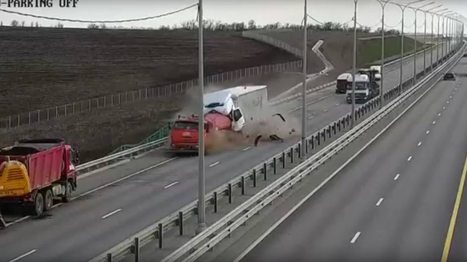 Появилось видео смертельной аварии со слетевшей с трассы фурой в Воронежской области