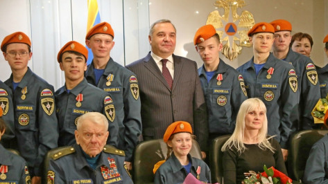 Воронежскому школьнику вручили медаль «За отвагу на пожаре» в Москве