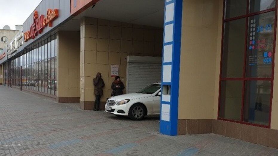 В Воронеже оштрафовали водителя Mercedes после публикации фото нарушения ПДД в Сети