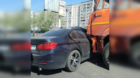Авария с BMW и КамАЗом спровоцировала пробку на левом берегу Воронежа