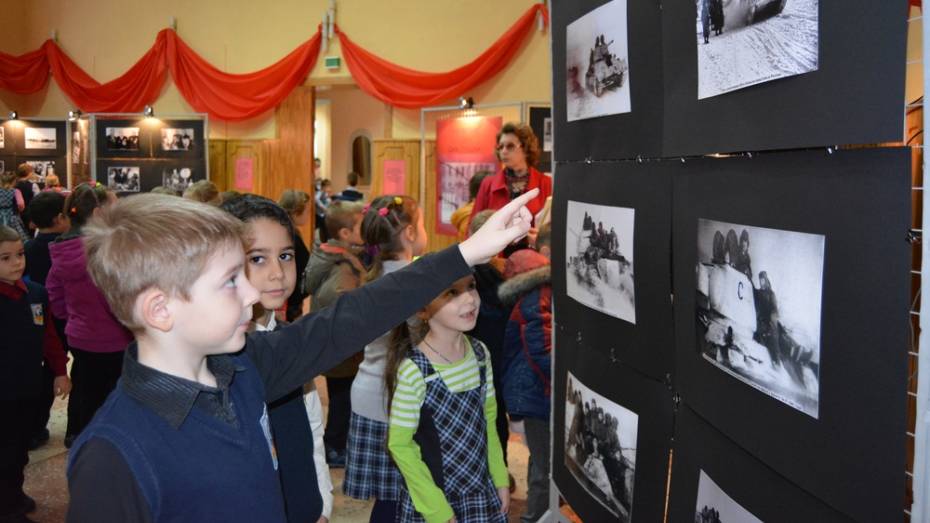 В Россоши открылась первая выставка военной фотографии