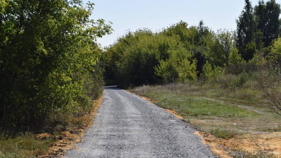 В Семилукском районе в двух селах впервые за 40 лет отсыпали дороги щебнем