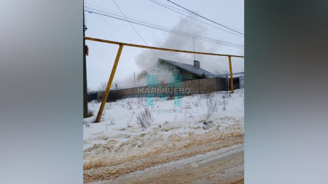 Воронежцы сообщили о пожаре на улице Школьной в микрорайоне Малышево