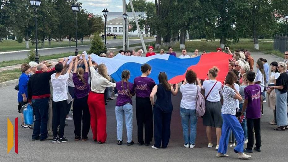 В Каменке развернули 10-метровый триколор