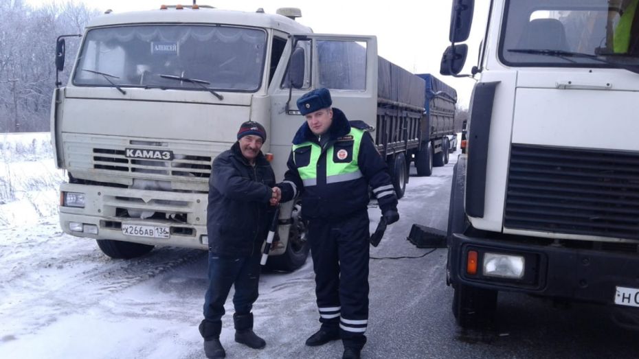 Воронежские полицейские помогли водителю, который провел 1,5 дня в сломанном грузовике