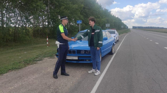 Инспекторы ДПС Нижнедевицкого района помогли волонтеру