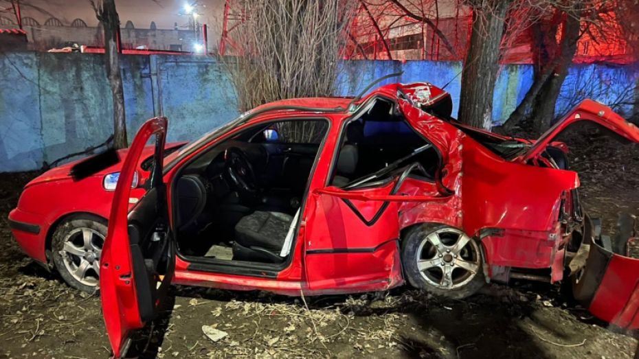 В Воронеже Volkswagen врезался в светофор и столб: пострадали 3 человека