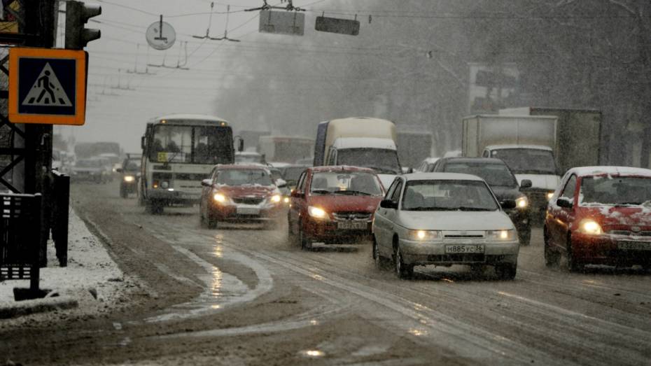 Воронежских автомобилистов призвали быть внимательнее на дорогах из-за снега и гололедицы