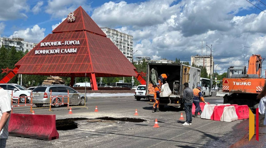 Московский проспект в Воронеже частично перекрыли из-за провала коллектора