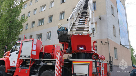 Пожарные учения с применением техники прошли в здании института ФСИН в Воронеже