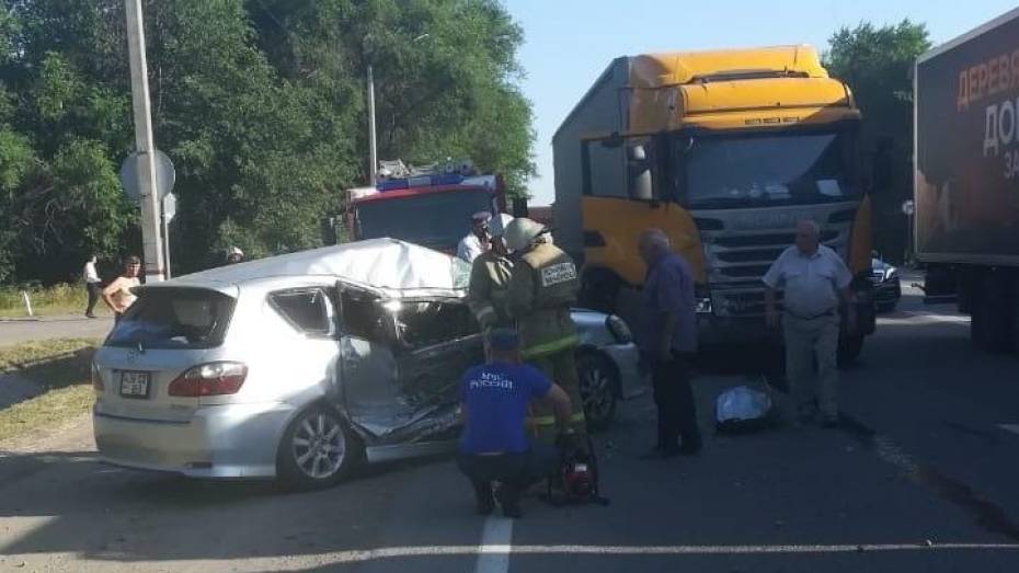 В столкновении Scania и Toyota на М-4 в Воронежской области погибла пенсионерка